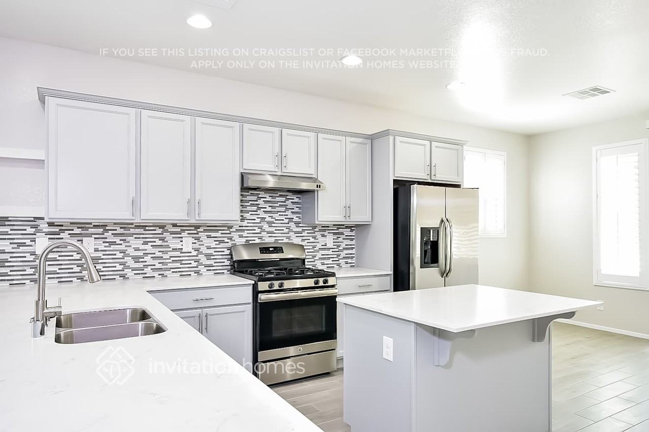 219 Heathrow Lake Ave - Photo 4 of 14
