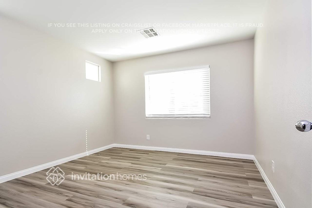219 Heathrow Lake Ave - Photo 5 of 14