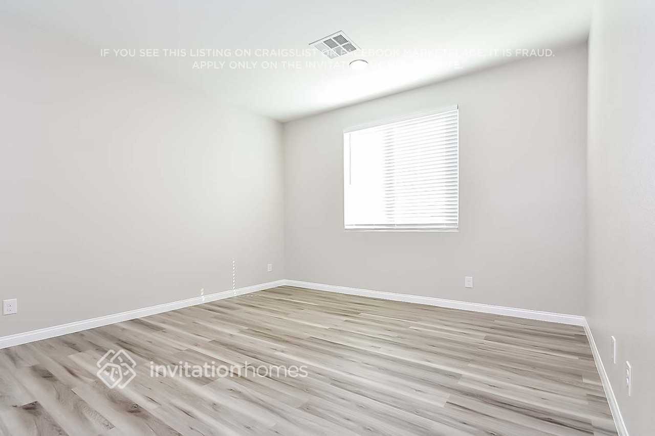 219 Heathrow Lake Ave - Photo 6 of 14
