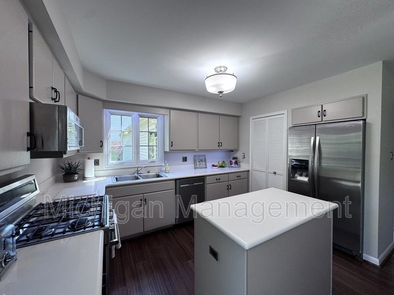 42098 Banbury Rd - Photo 2 of 50