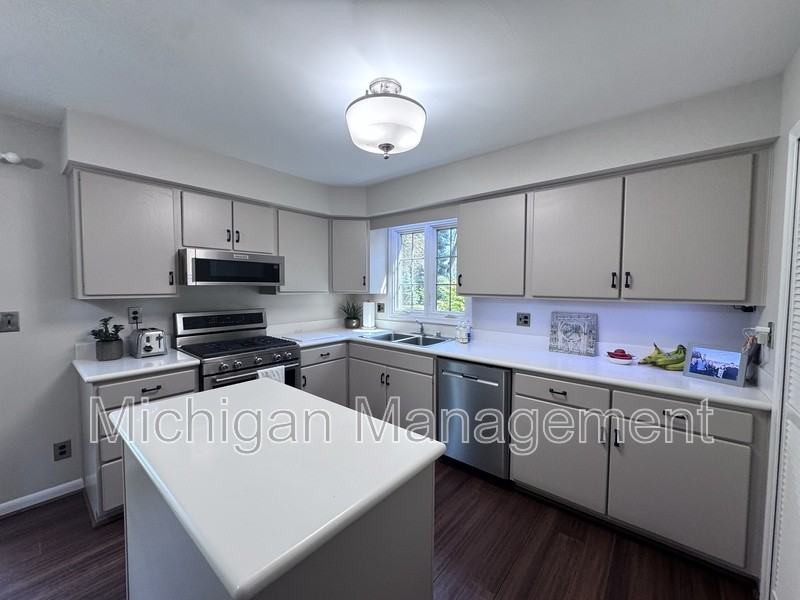 42098 Banbury Rd - Photo 3 of 50