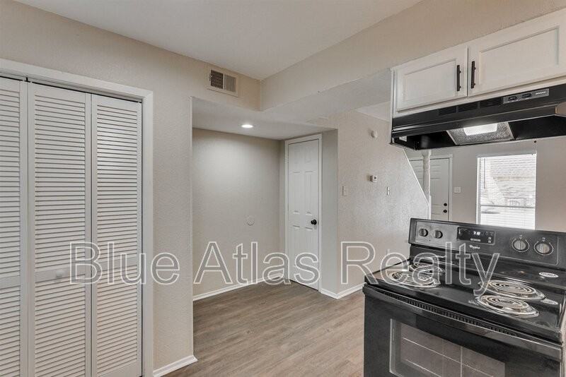 406 Noble Avenue - Photo 5 of 26