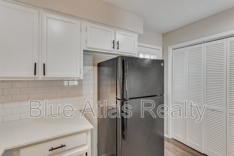 406 Noble Avenue - Photo 6 of 26