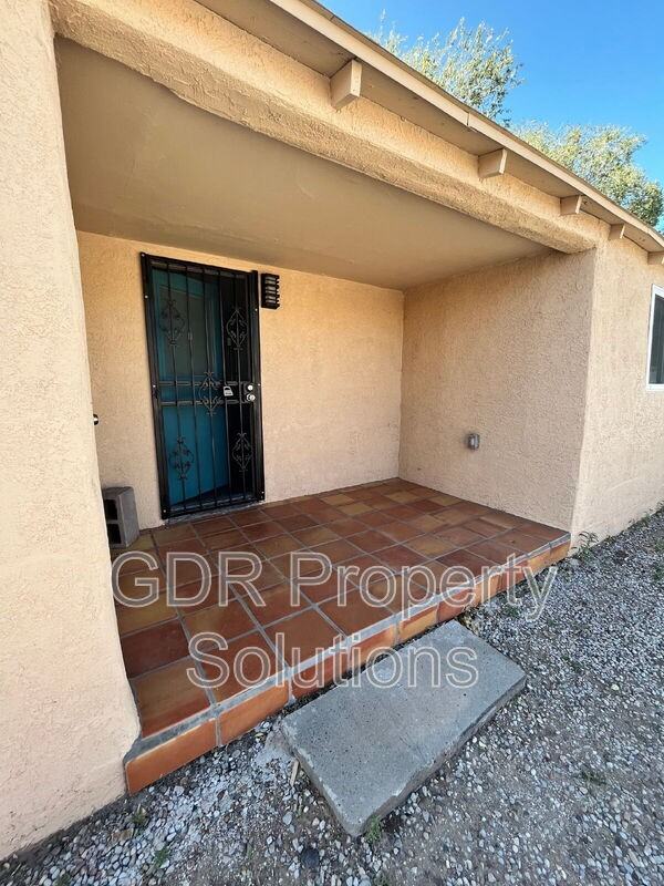 1717 Griegos Rd Nw #B - Photo 5 of 25