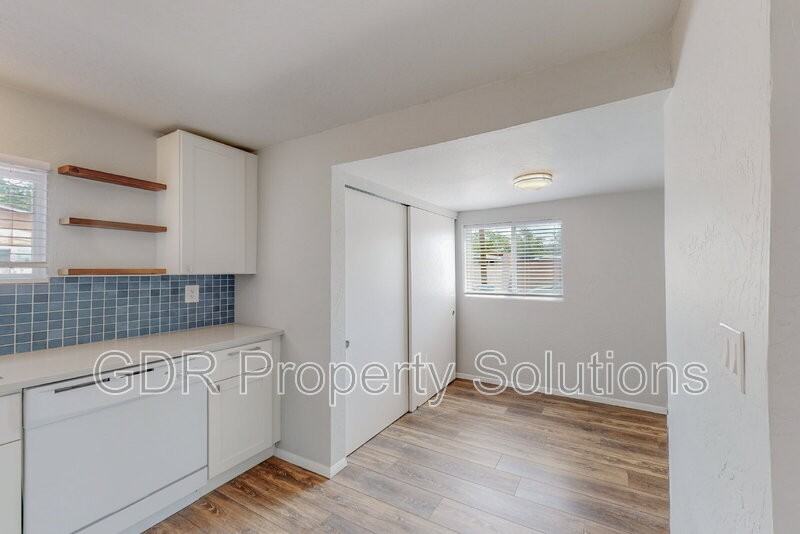 1717 Griegos Rd Nw #B - Photo 6 of 25