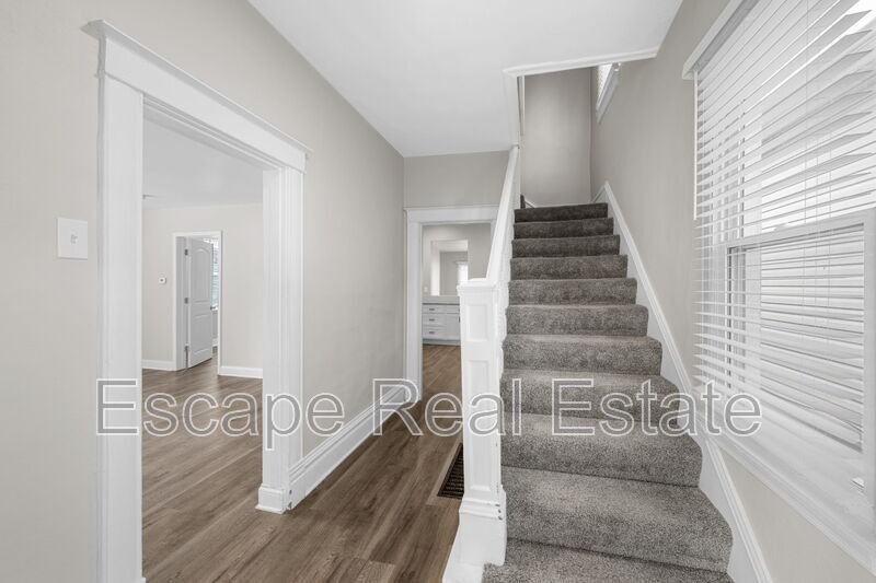 5834 Victoria Ave - Photo 4 of 25