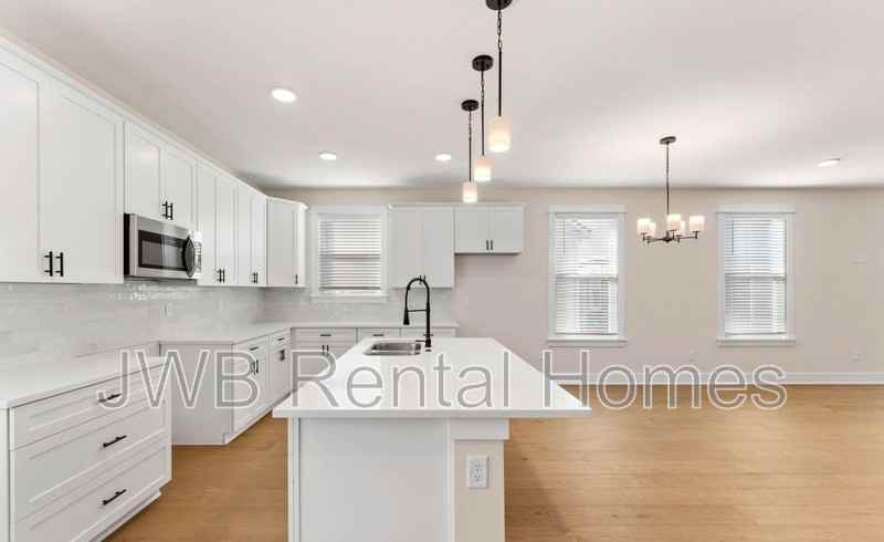 32 E 10th St - Photo 3 of 28