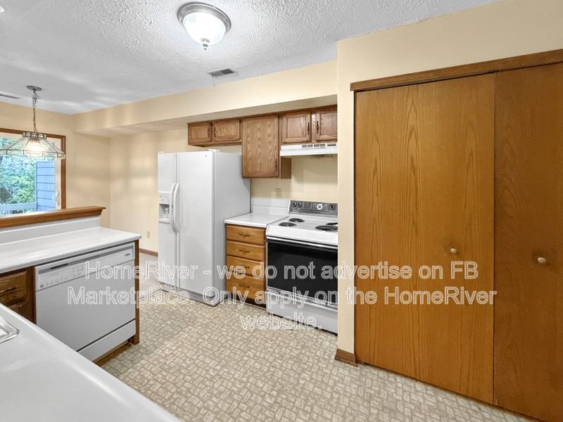 9426 Bridgewater Cir - Photo 2 of 21