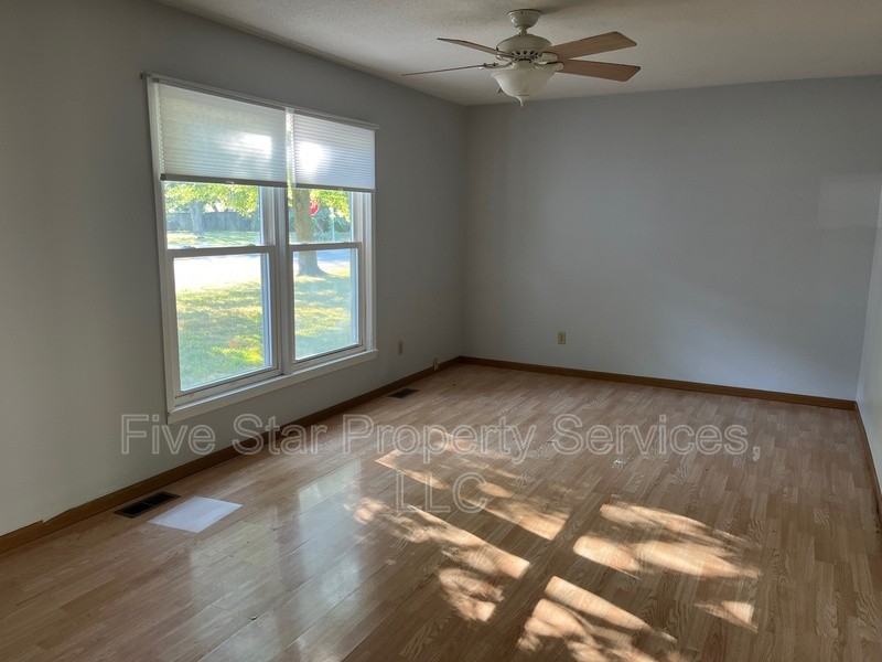 402 N Iris Dr - Photo 3 of 12