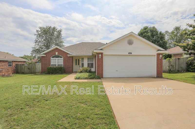 1071 Evergreen St - Photo 3 of 30