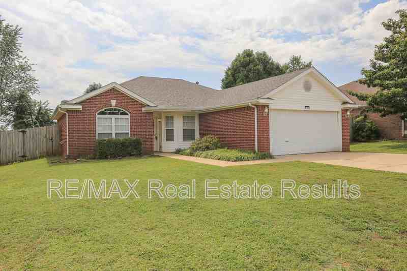1071 Evergreen St - Photo 5 of 30