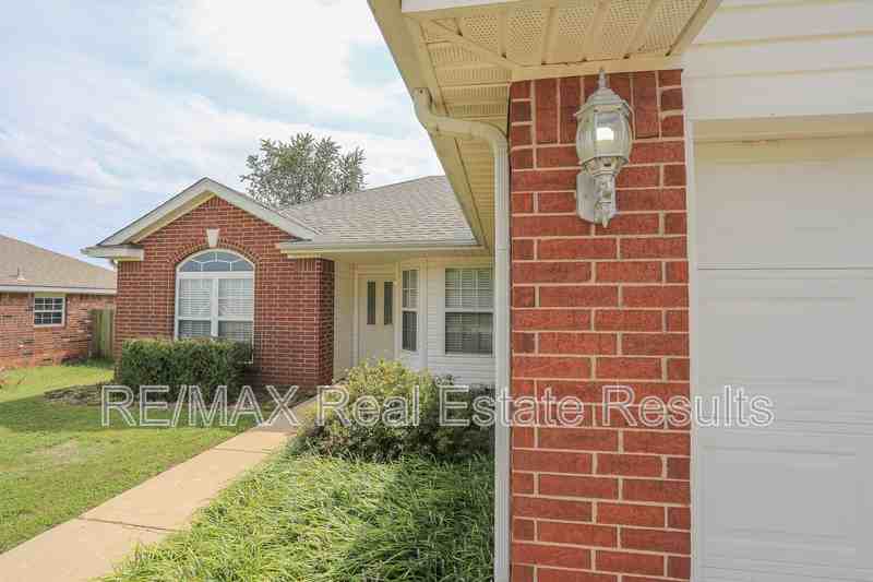 1071 Evergreen St - Photo 6 of 30