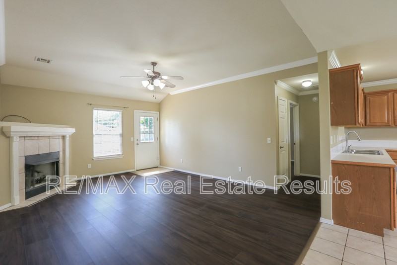 1071 Evergreen St - Photo 7 of 30