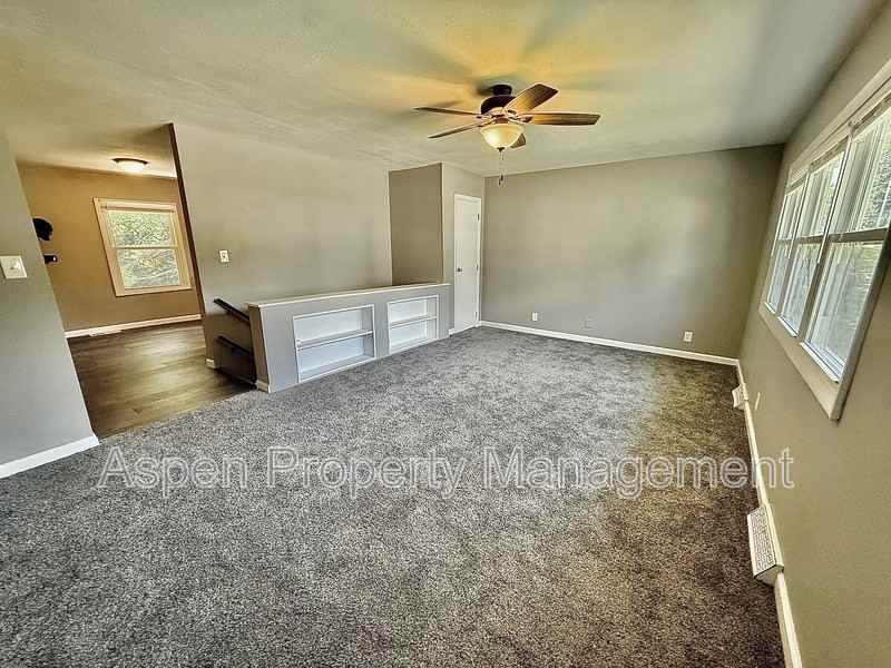 314 S Woodlawn Ave - Photo 3 of 13