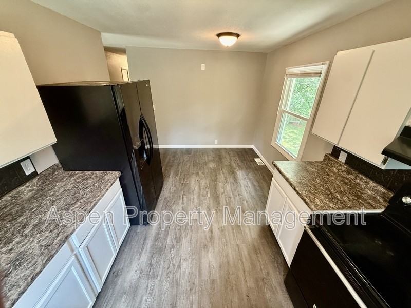 314 S Woodlawn Ave - Photo 4 of 13