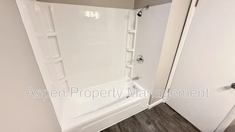 314 S Woodlawn Ave - Photo 5 of 13