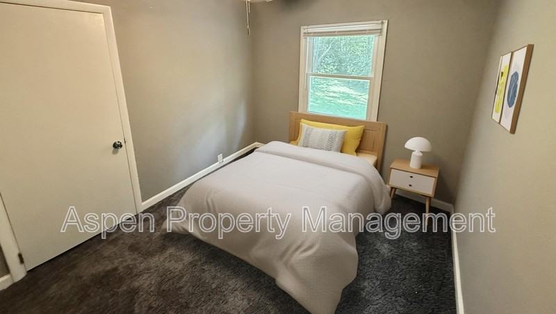 314 S Woodlawn Ave - Photo 6 of 13