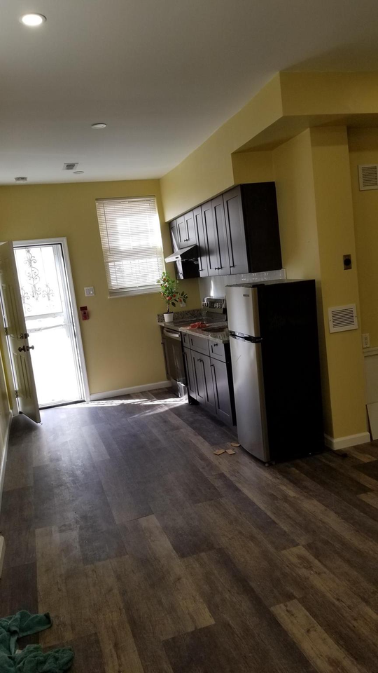 1120 Locust Street - Photo 2 of 9