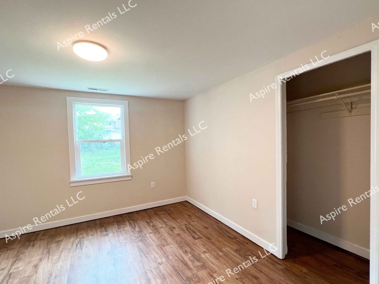 106 Oak St - Photo 7 of 10