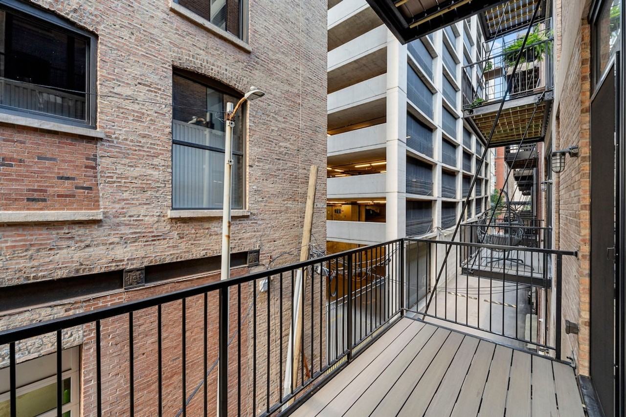 318 W Grand Ave #1244929P - Photo 4 of 35