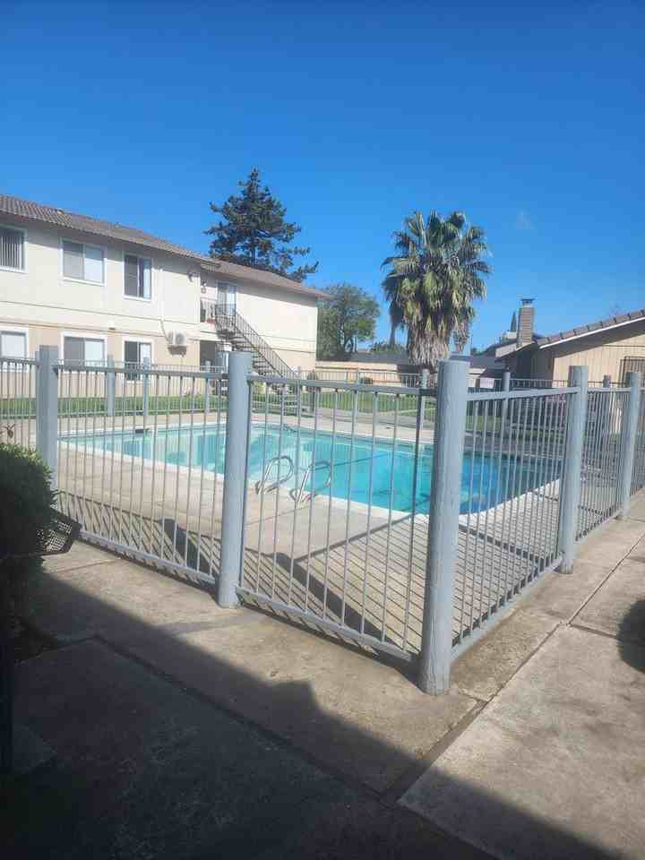 BIRCHES APTS - Photo 3 of 4