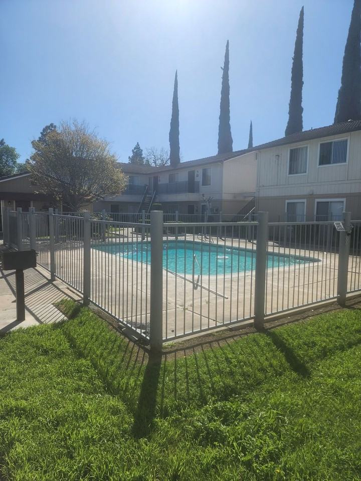 BIRCHES APTS - Photo 4 of 4