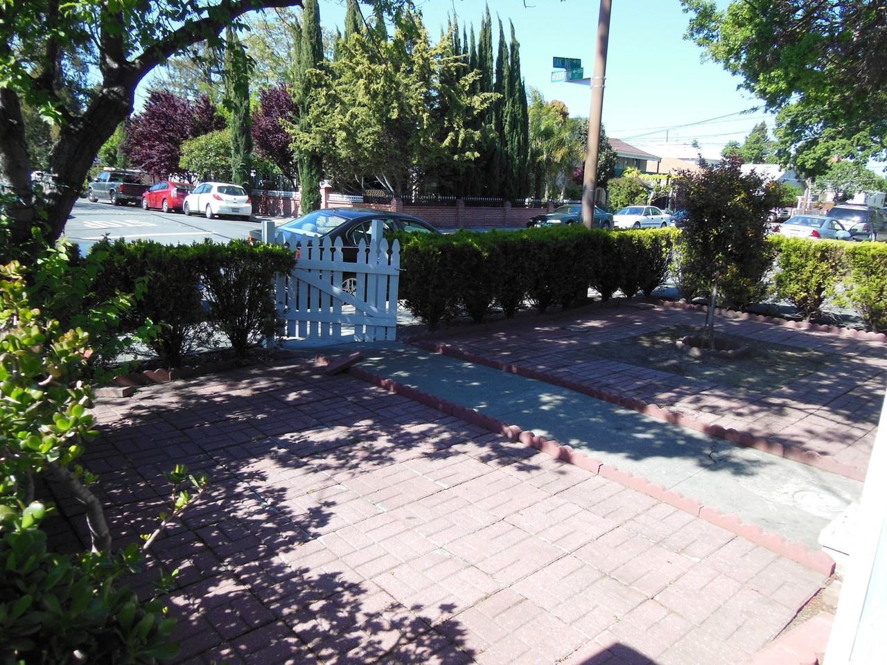 161 Oak Avenue - Photo 4 of 20