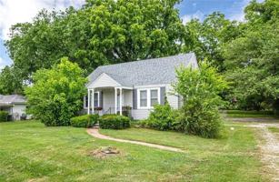 featured image of 802 Historic 66 W