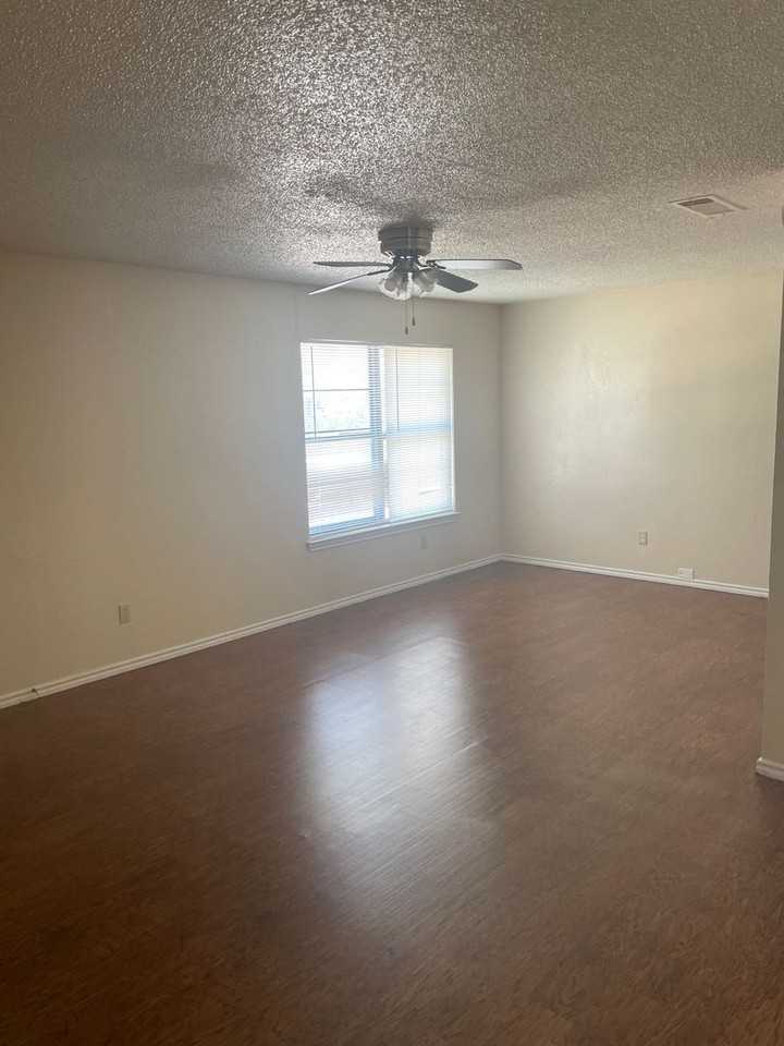 809 Se 4th St #109 - Photo 3 of 13