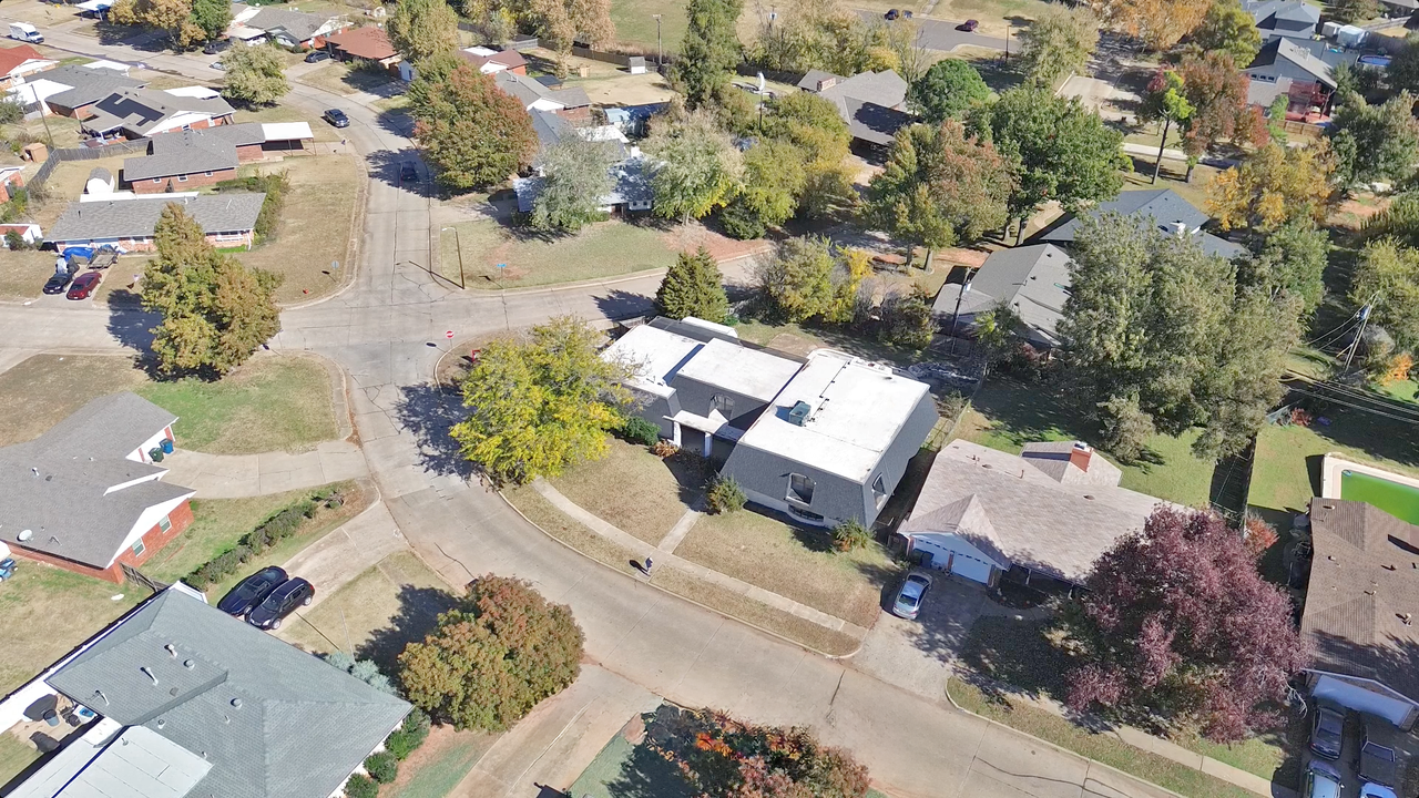 3120 Shadybrook Dr - Photo 4 of 45