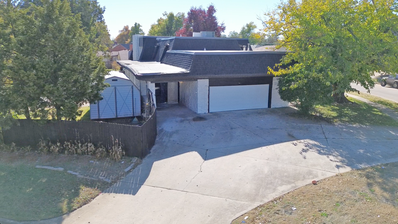 3120 Shadybrook Dr - Photo 2 of 45