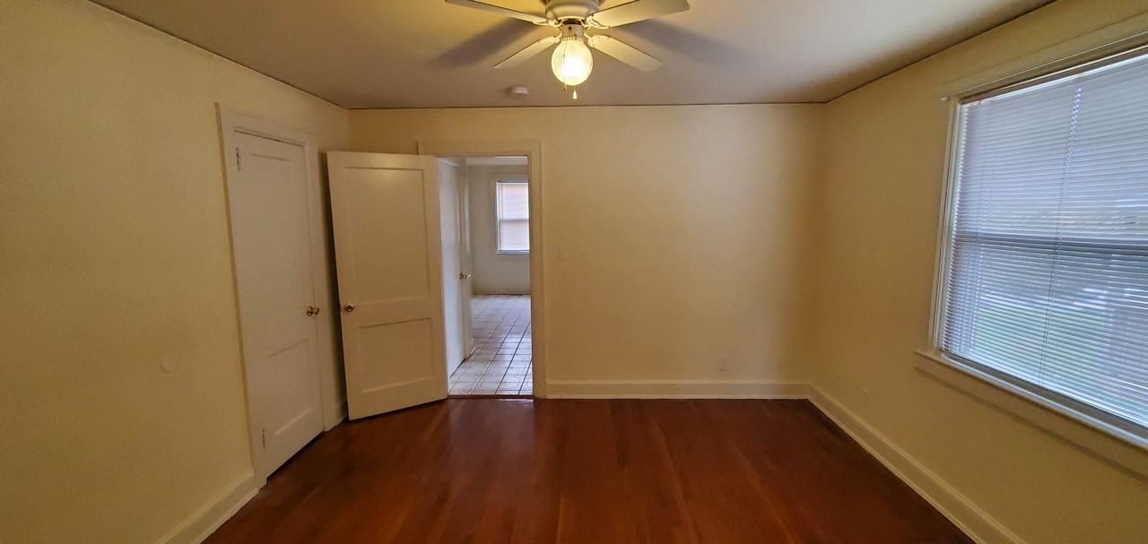 2515 Spring Garden St - Photo 4 of 12