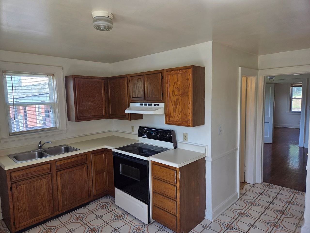 2515 Spring Garden St - Photo 6 of 12