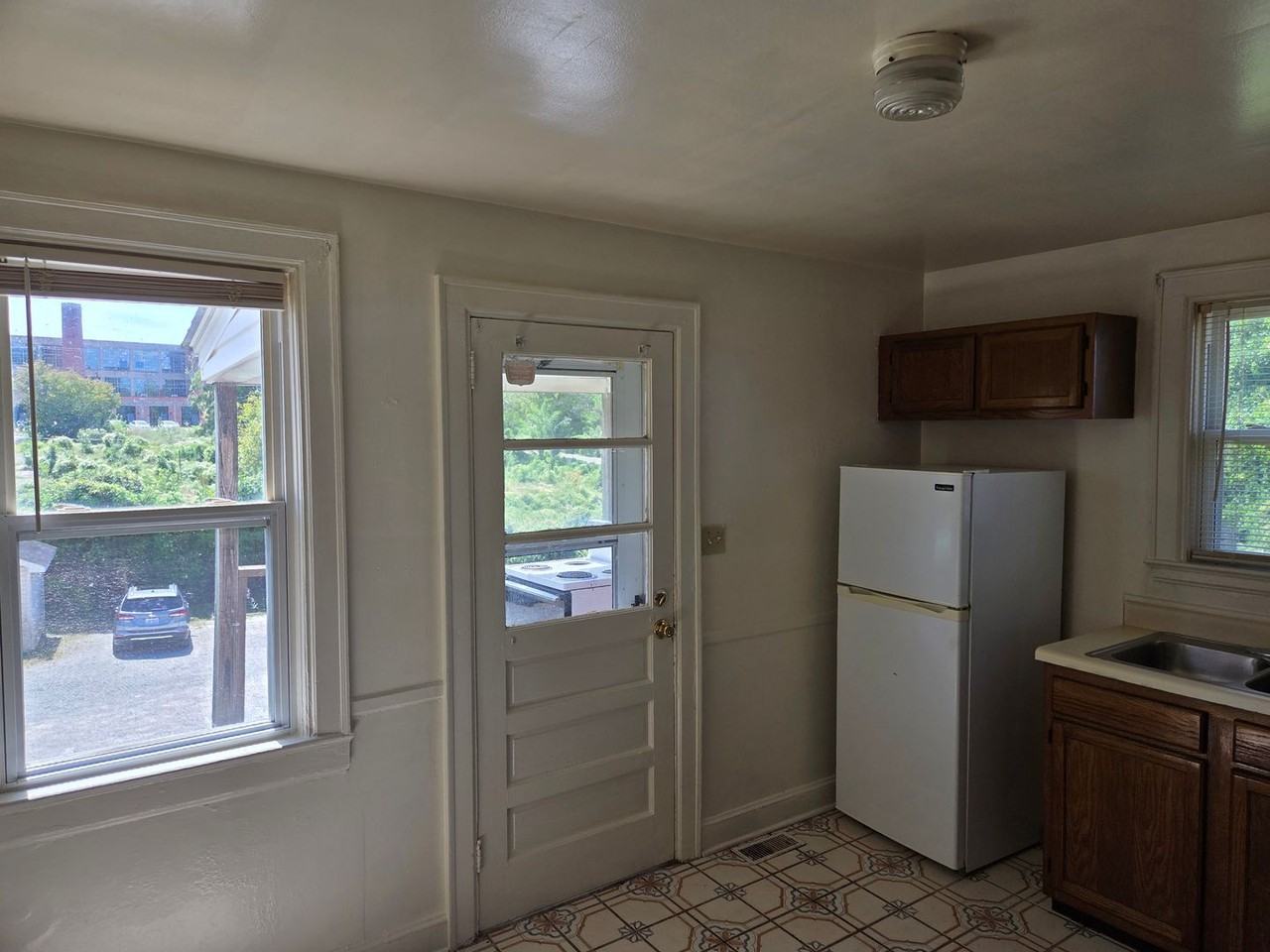2515 Spring Garden St - Photo 7 of 12