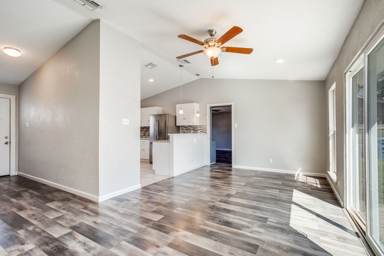 2610 Lakebriar St - Photo 2 of 13