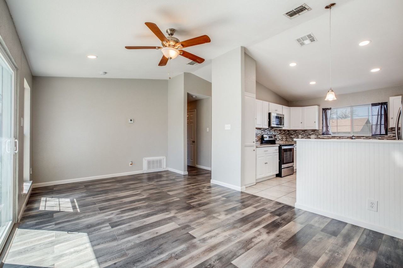 2610 Lakebriar St - Photo 3 of 13