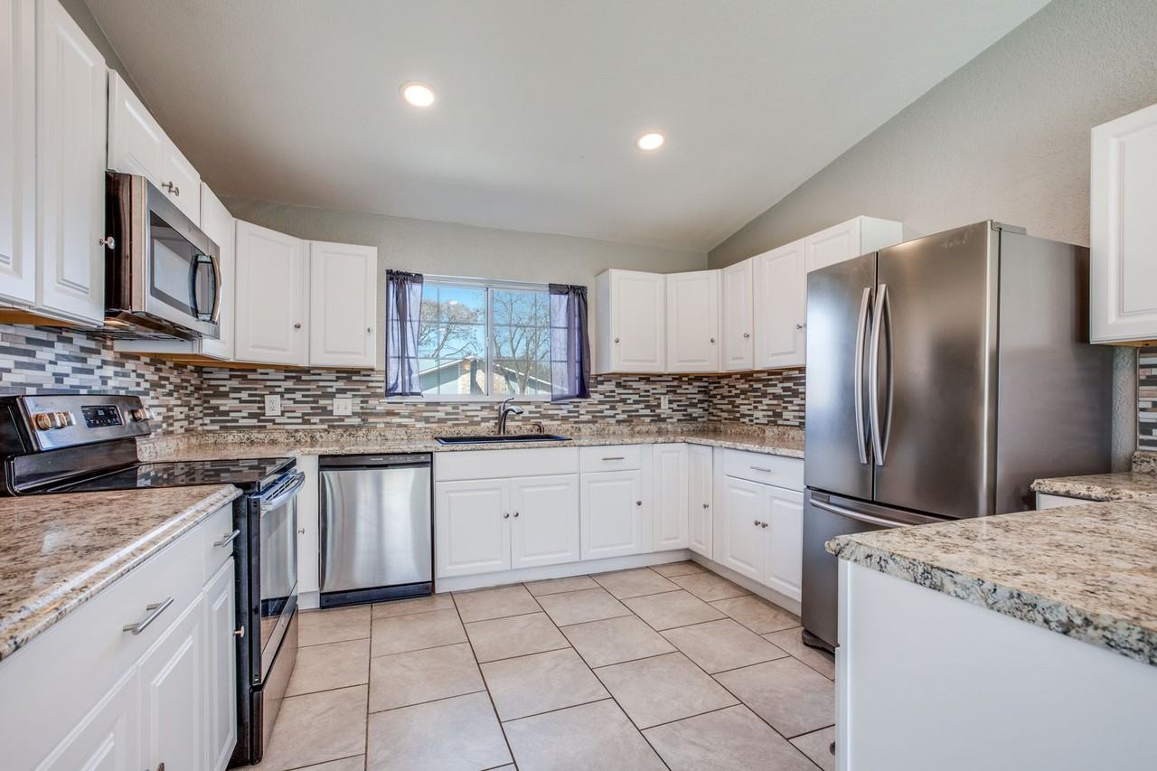 2610 Lakebriar St - Photo 4 of 13