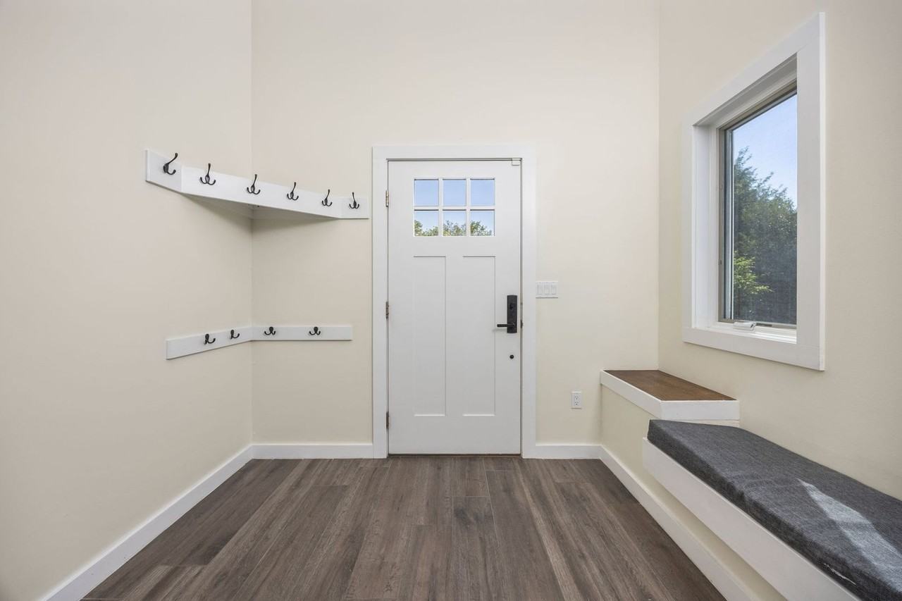 1990 Poplar Ave - Photo 4 of 43