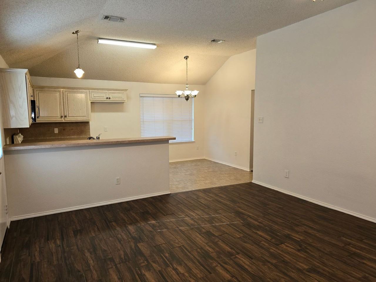 616 Sawyer Dr - Photo 3 of 33