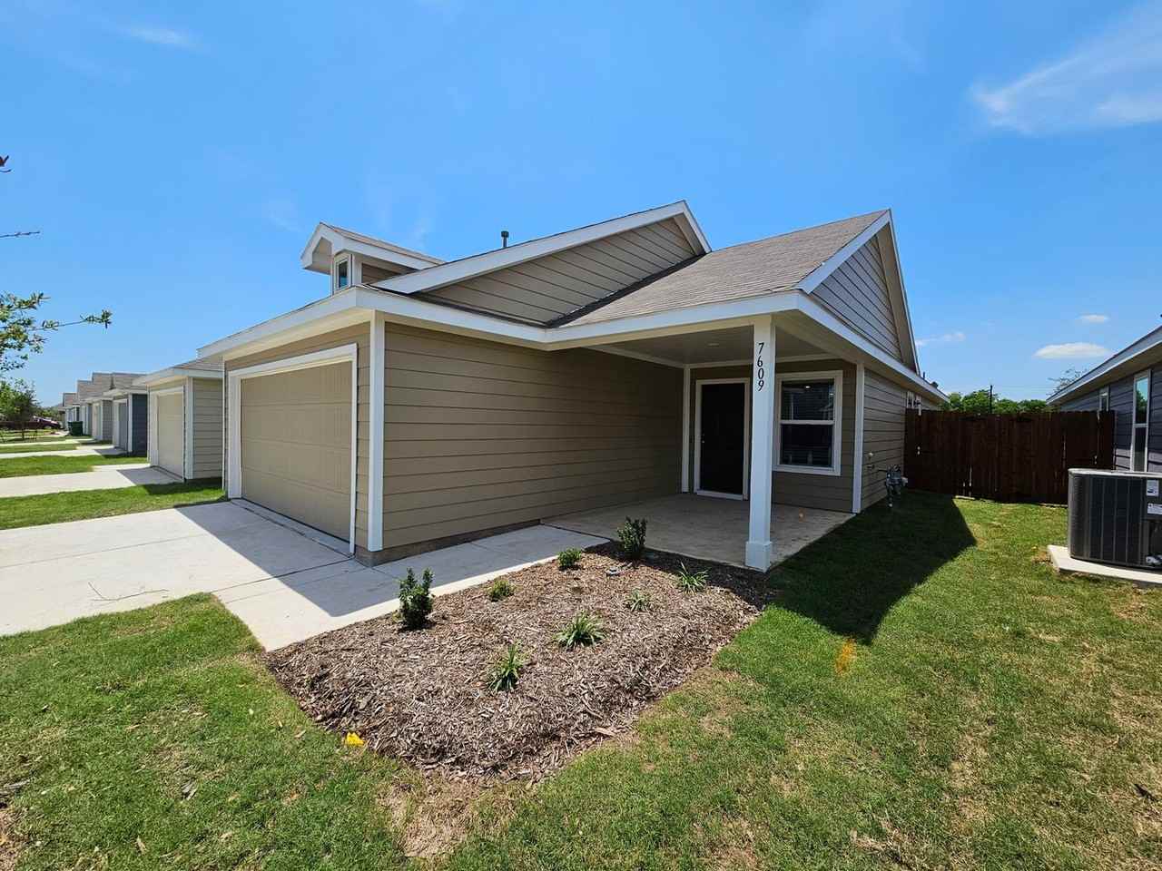 7609 Bluebell Ln - Photo 3 of 35