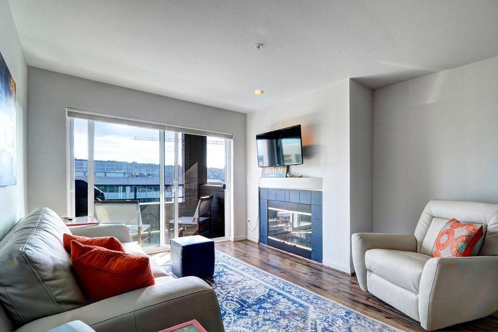 1504 1504 Aurora Ave N ONE OFF - Photo 3 of 12