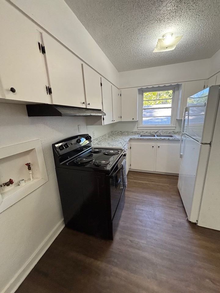 3506 Ninock St - Photo 3 of 14