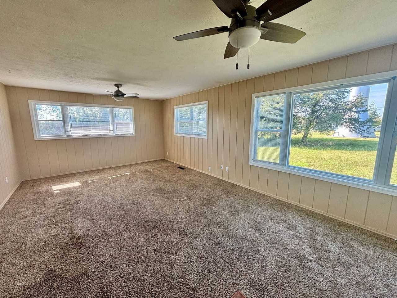 11015 Lakeview Dr - Photo 3 of 22