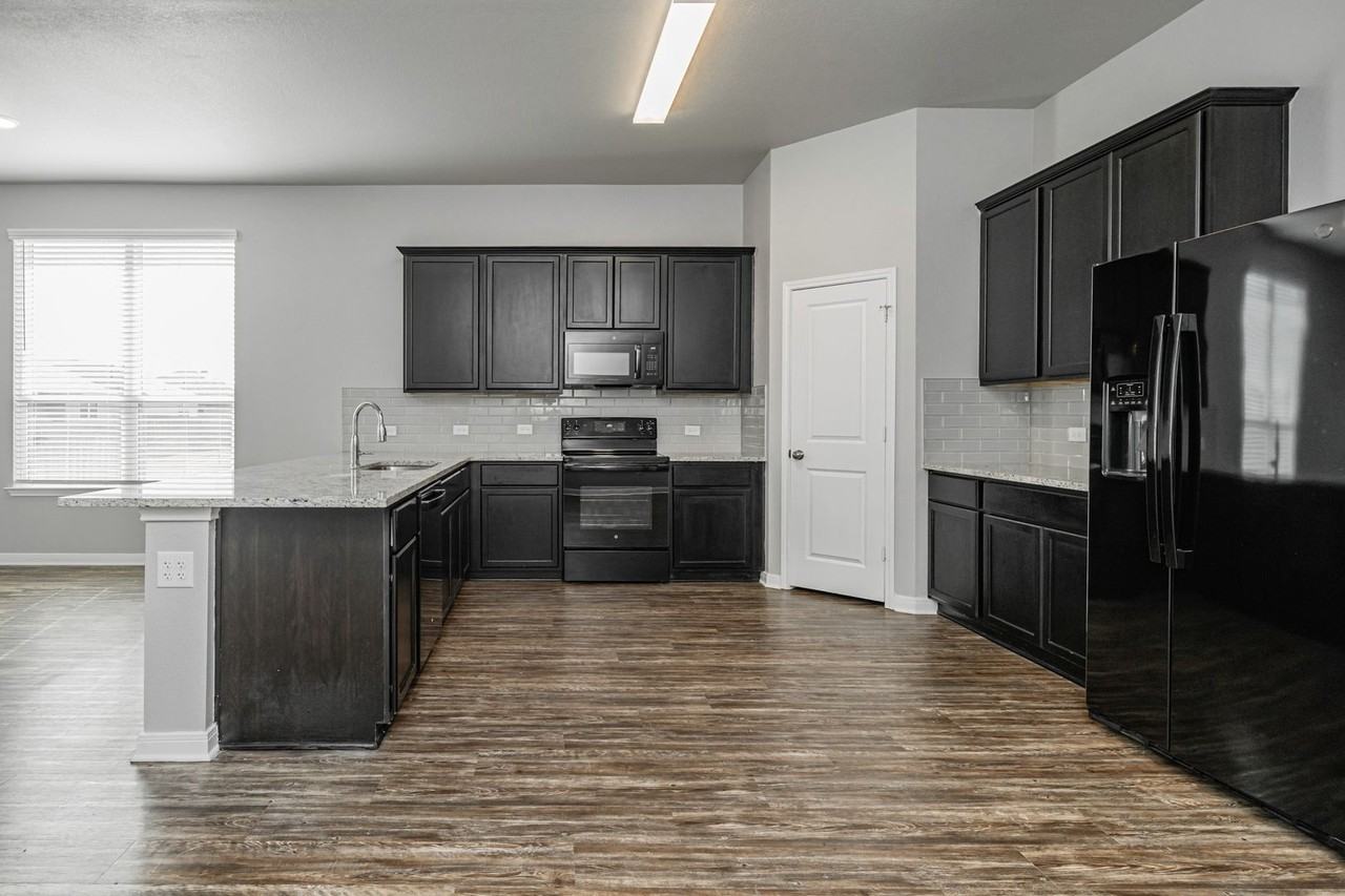 618 Fallbrook Dr - Photo 4 of 50
