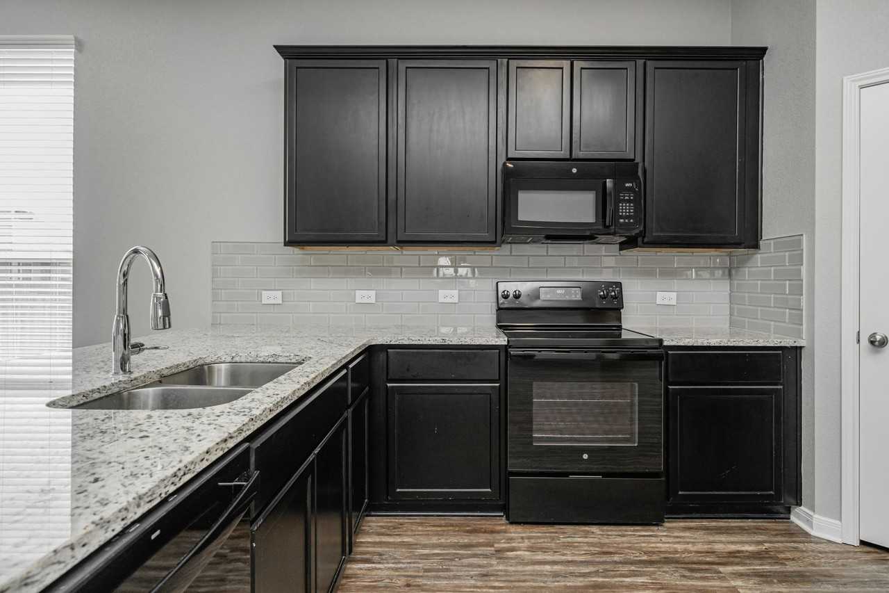618 Fallbrook Dr - Photo 6 of 50