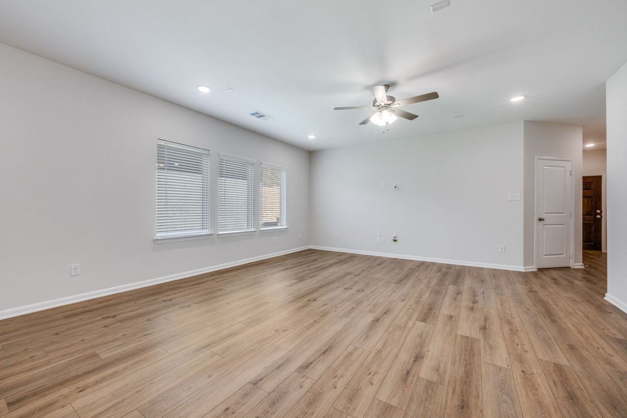 4013 Bluestem Blvd - Photo 5 of 25