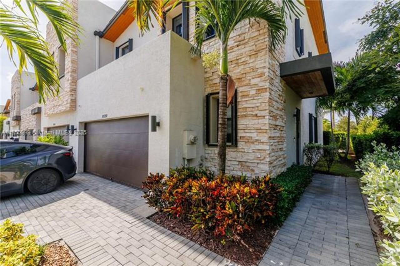 10590 10590 NW 78th Ter TH 10590 - Photo 2 of 50