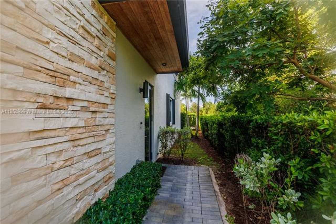 10590 10590 NW 78th Ter TH 10590 - Photo 3 of 50