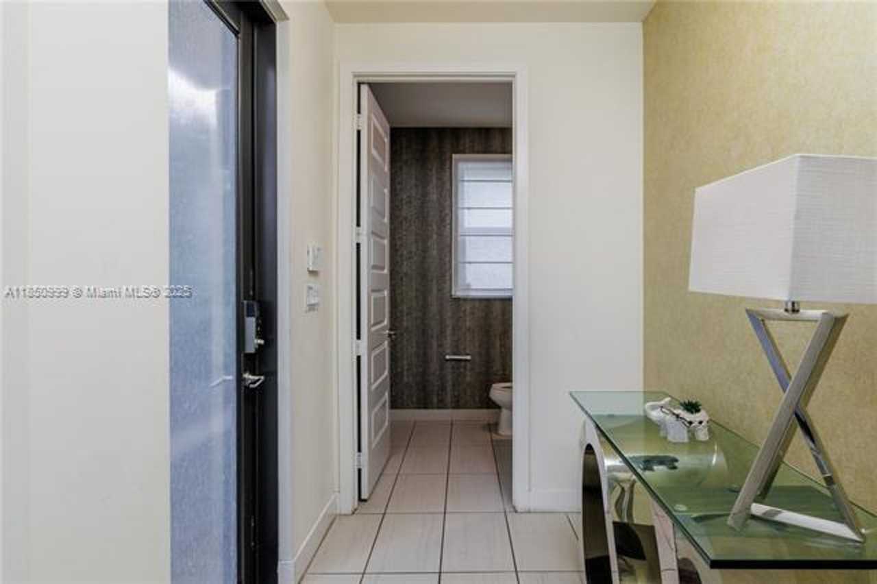 10590 10590 NW 78th Ter TH 10590 - Photo 4 of 50