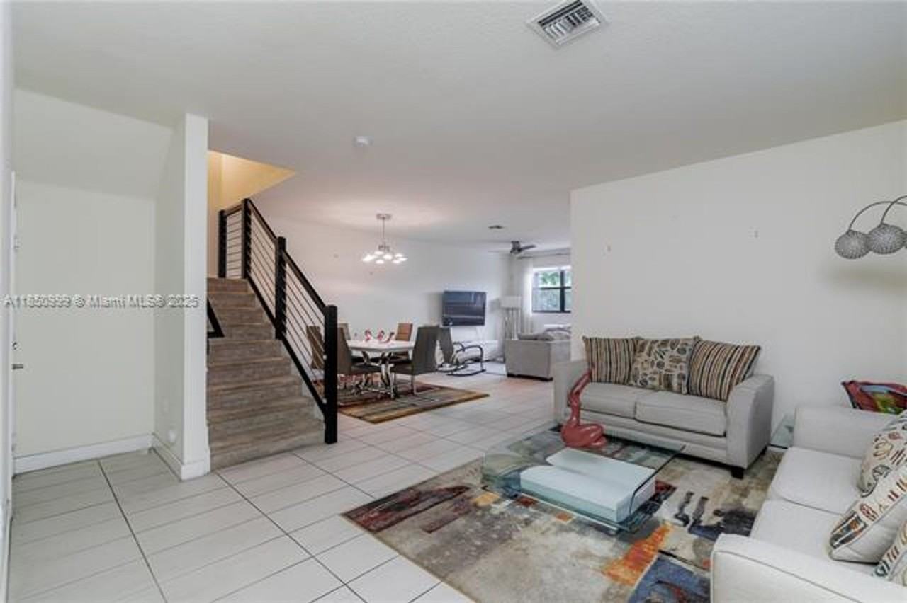 10590 10590 NW 78th Ter TH 10590 - Photo 7 of 50